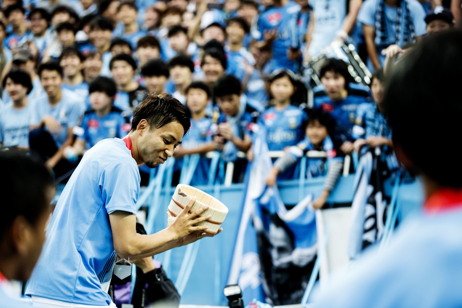 2019年ルヴァン杯決勝でも小林悠は風呂桶を手にしていた　©Kiichi Matsumoto