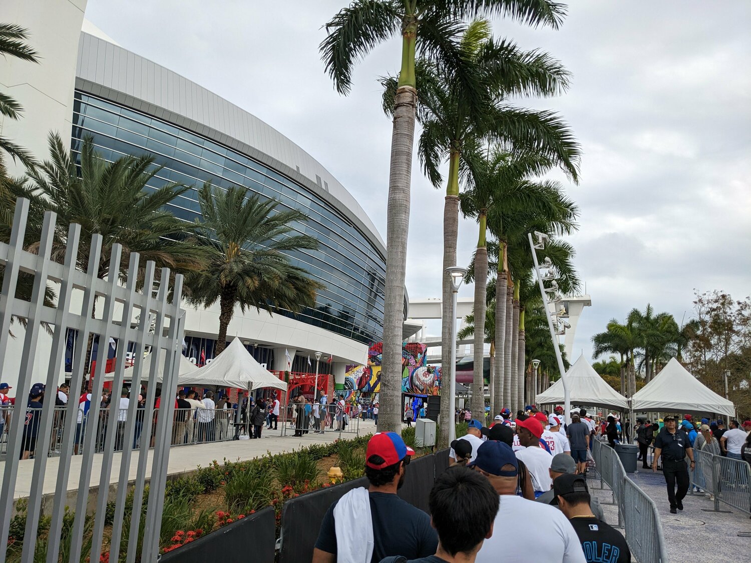 ローンデポ・パーク。入場列には早くからファンが集まっていた