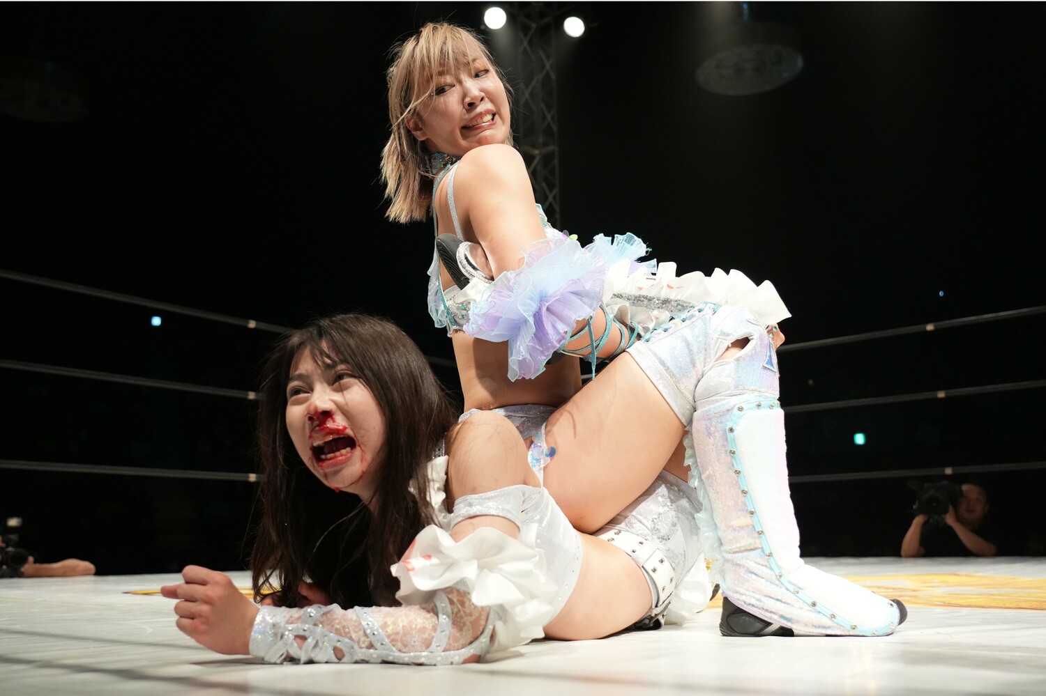 桜井麻衣の逆エビ固めを耐え忍んだ心希 ©Essei Hara