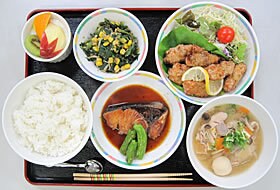 ＜晩＞　ブリの煮物、鶏の竜田揚げ、青菜の和え物、豚汁、ごはん、フルーツ。この日の昼食はミキハウス本社でバイキング。「アスリートらしく、バランス良く盛りつけないと（笑）」