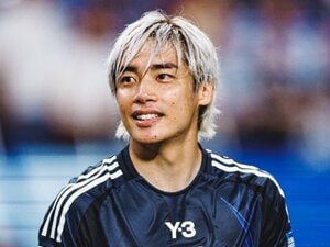 約7カ月ぶりの代表復帰戦で、途中出場ながら1ゴール2アシストをマークした伊東純也。サポーターの大歓声に頭を下げるシーンもあった