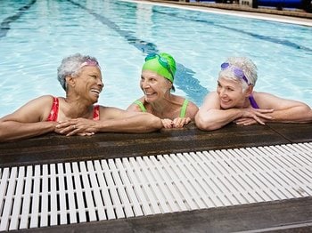 “水着姿のストレス”が認知症予防に!? 不眠、誤嚥、肥満にも効く「高齢者」の正しい泳ぎ方＜Number Web＞ photograph by Getty Images