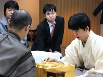 「ええっ、マジですか」藤井聡太と渡辺明の王位戦“まさかの千日手”に副立会人も驚き…中継に映らない現地のリアル「先生、戻らなくていいんですか？」＜Number Web＞ photograph by Number Web