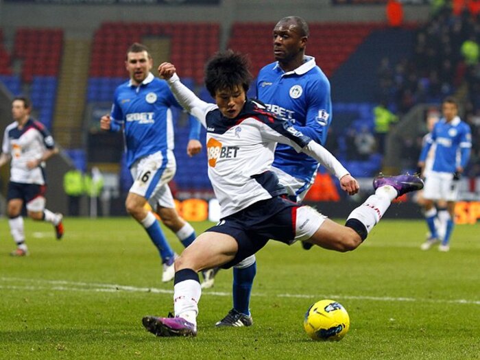 宮市亮が放った「輝き」と「甘さ」。プレミアデビューを現地はどう見たか？＜Number Web＞ photograph by Press Association/AFLO