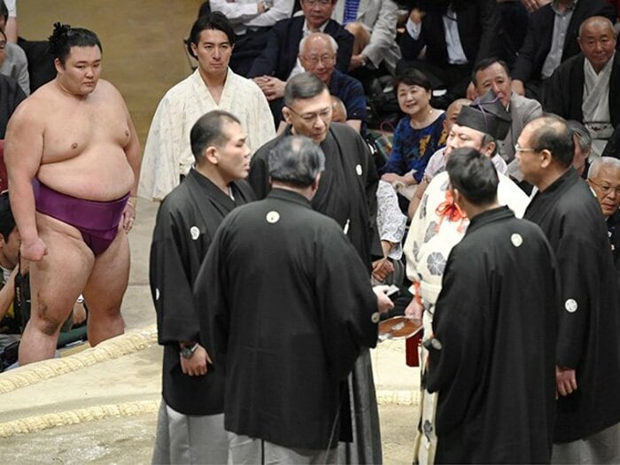 相撲のビデオ判定はあくまで「目安」。ハイテク偏重の前にあった先人の知恵。<Number Web> photograph by Kyodo News
