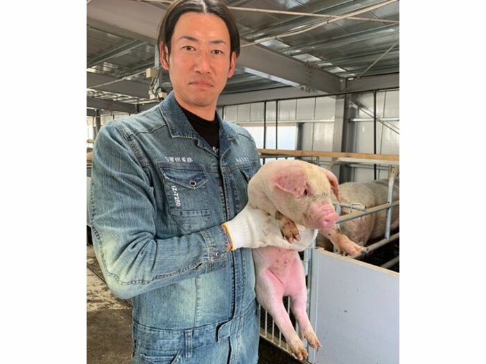 養豚場から届いた便り。剛球一辺倒の元ファイターズ戦士、第二の人生。＜Number Web＞ photograph by Kazumasa Kikuchi