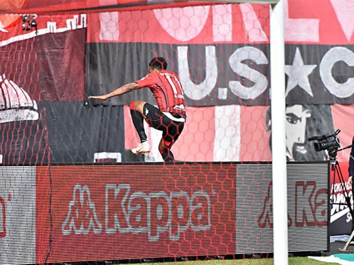 ゴール裏転落、猫が疾走、停電。サッカー場は珍事にあふれている。＜Number Web＞ photograph by J.LEAGUE