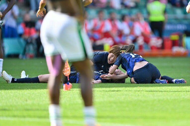 ナイジェリア戦、北川ひかるのFK弾のち長谷川らと大喜び（全6枚中の5枚目） ©Takuya Nakachi/JMPA