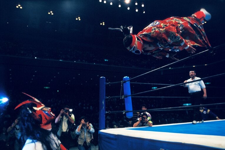 獣神サンダー・ライガーにトペ・コンヒーロを放つ江崎英治のハヤブサ。1994年4月16日、両国国技館　©Essei Hara