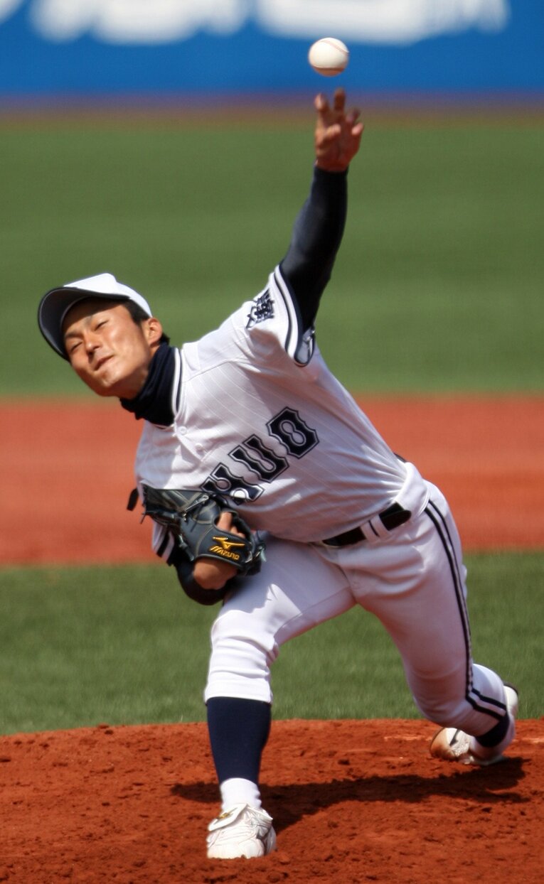 中央大時代の島袋洋奨の投球フォーム　©JIJI PRESS
