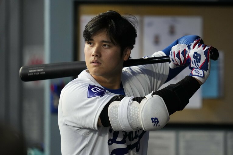 昨季からチャンドラー製のバットを使用する大谷翔平。そのバットは「めちゃめちゃ太い」という　©AFLO