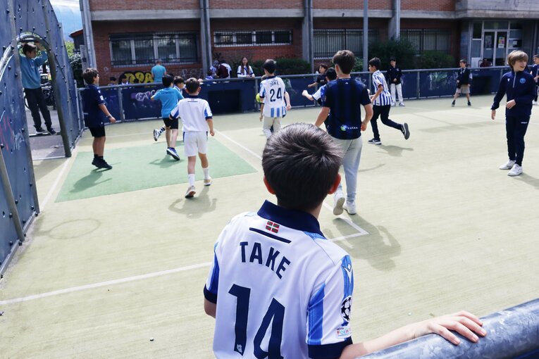 「至る所に14番ユニの子供」久保建英が“バスクで愛される日常”を激写「甥っ子がタケクボって応援してるんだ」醸造所レストランオーナーのこぼれ話(4)