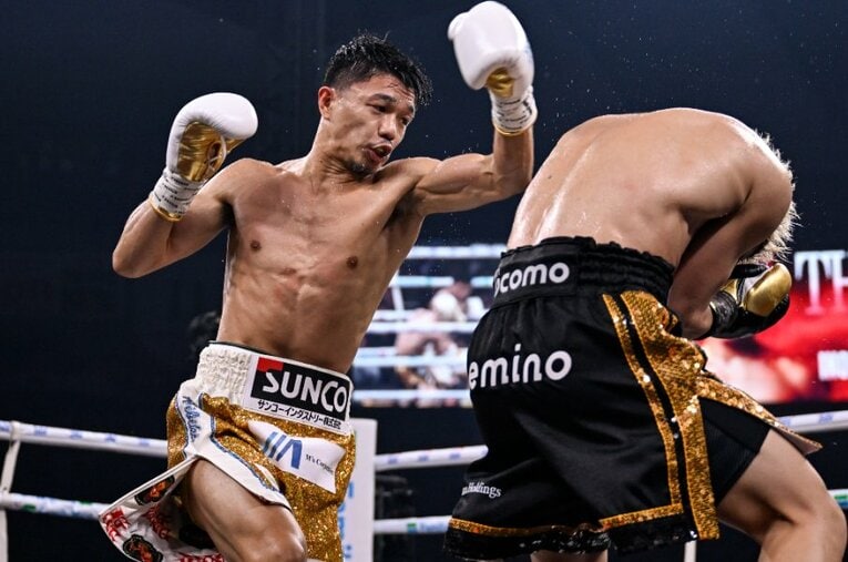 試合序盤、左フックを狙う中谷潤人　©Hiroaki Finito Yamaguchi