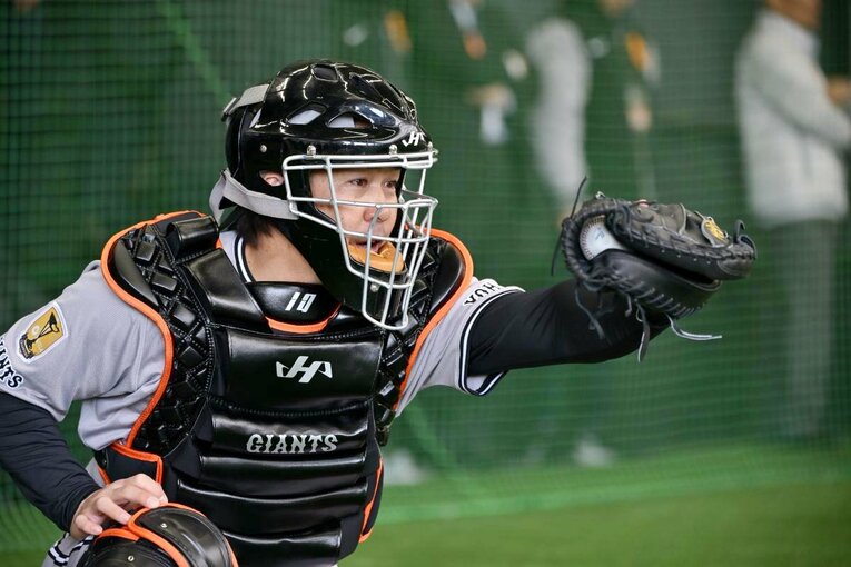 キャンプのブルペンでは精力的に球を受け、投手陣とのコミュニケーションを図った　©Hideki Sugiyama