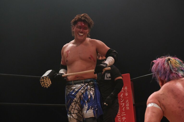 カリスマ葛西純「世の中は無駄な血を一滴も流すな」 頬を串刺し、人間ダーツ…それでもデスマッチが“ただの残虐ショー”ではない理由(62)