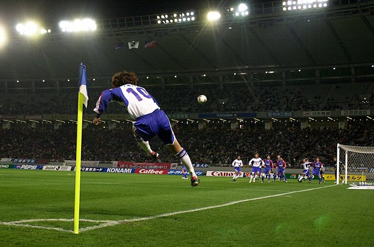 澤田氏が虜になったという中村俊輔のバックショット。華麗な左足でこれまで多くの勝利に貢献してきた。 ／ photograph by Kiminori Sawada