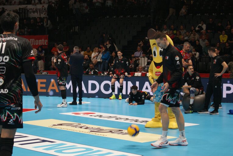 入念にストレッチする石川祐希／ペルージャの試合前練習（コッパ・イタリア準決勝）©︎Takashi Yuge