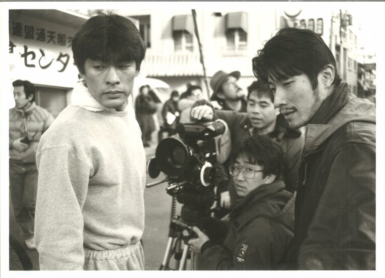 映画『どついたるねん』撮影現場での赤井英和と阪本順治監督（映画『どついたるねん』監督・脚本：阪本順治　製作：荒戸源次郎）©1989／写真提供：リトルモア