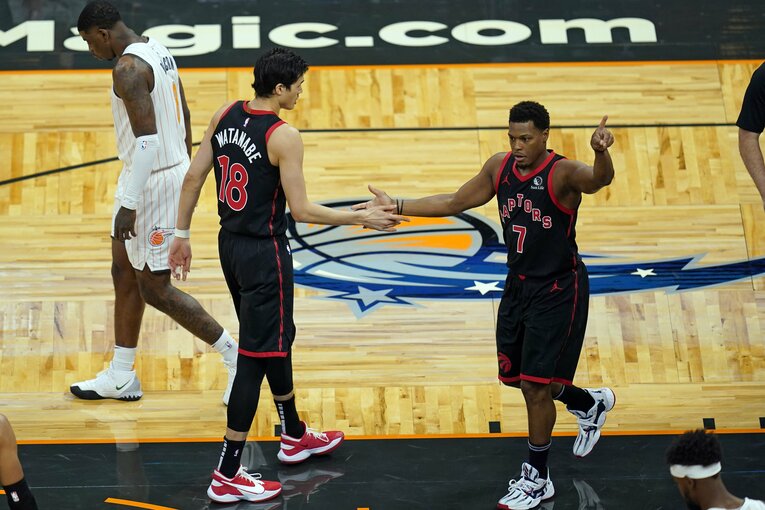 ラプターズのカルチャーを若手たちに伝えるラウリー（右）©AP/AFLO