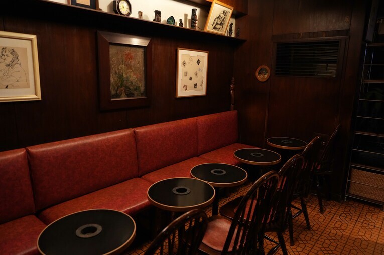 洋画家・麻生三郎の絵が壁にかかっている　©Essei Hara