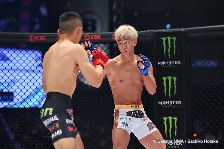 日本人同士のフライ級世代闘争としても注目を集めた堀口vs神龍　©Bellator MMA／Sachiko Hotaka