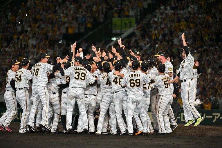 天に一本指を突き上げる（優勝決定の瞬間4/14）　©Hideki Sugiyama