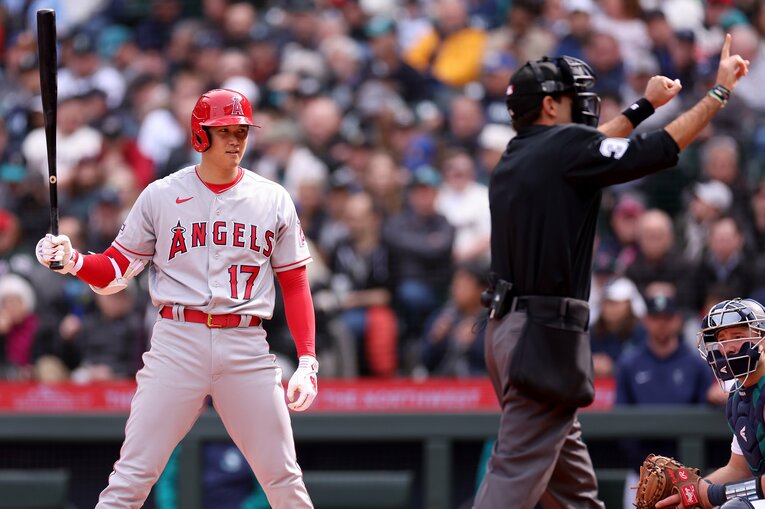 ピッチクロック違反を宣告され審判をみつめる打者・大谷　©︎Getty Images