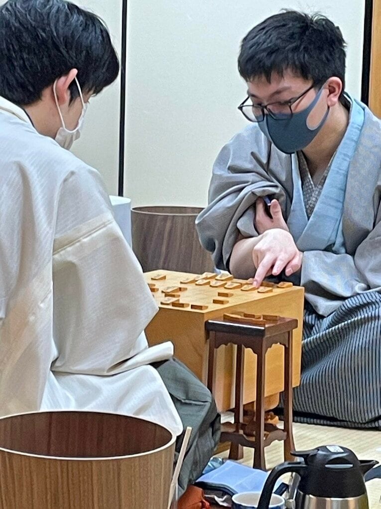 感想戦中の永瀬　©Shintaro Okawa