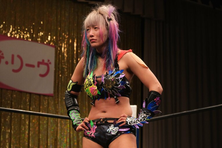 「スターダムをクビになって…」人気女子プロレスラーが初告白　ウナギ・サヤカ“超満員の自主興行”に密着して感じた「不思議な風格」(56)