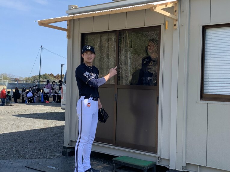 投手小屋の鍵をかけて山崎を閉め出す宇田川（見えにくいが、中でニヤニヤしているのが宇田川さんです）©︎Noriko Yonemushi