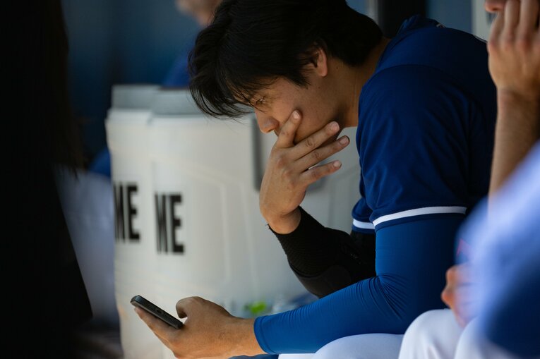 ベンチでの様子　©Nanae Suzuki