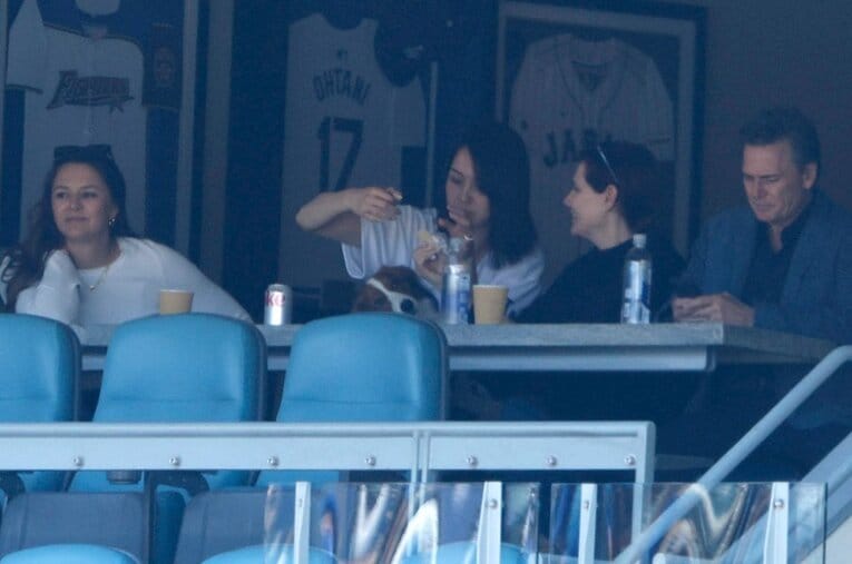 【現地開幕戦】観戦する真美子さんとデコピン　©Getty Images