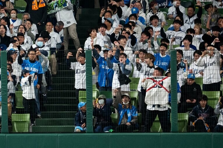 山川ユニフォームに赤のバツ印をつけたファン　©Nanae Suzuki