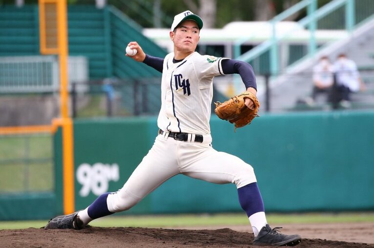 苫小牧中央高の本格派右腕・斉藤優汰（189cm87kg・右投左打）。カープがドラフト1位指名を公表している ／ photograph by Sankei Shimbun
