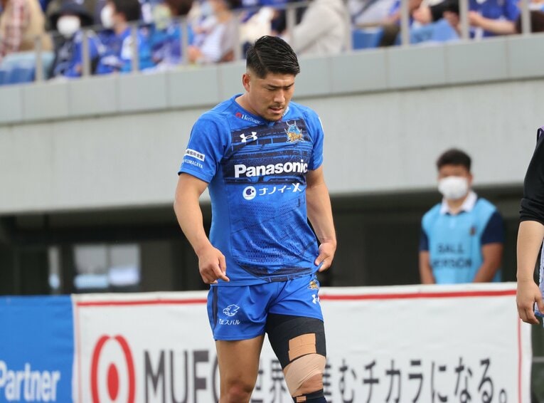 苦悶の表情でピッチから退く松田力也（22年5月）　©︎Yoshio Tsunoda/AFLO