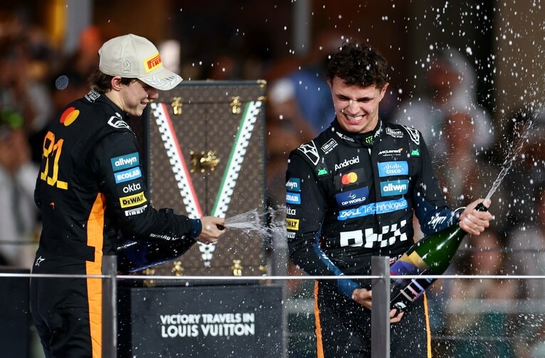 アブダビGPの表彰台で健闘を称え合うノリス（右）とピアストリ　©McLaren RACING