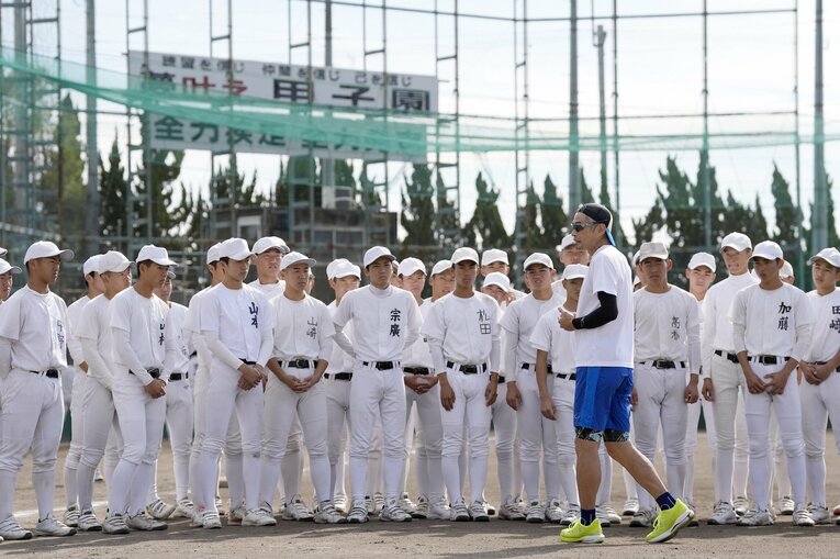 昨年11月に大冠高校の指導に訪れたイチロー氏　©︎JIJI PRESS
