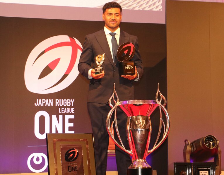 決勝翌日のMVP会見にて。右手の腫れがまだ痛々しい　©Nobuhiko Otomo