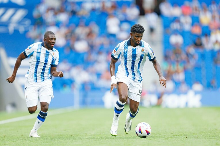 アリ・チョ（右）と新加入のアマリ・トラオレ