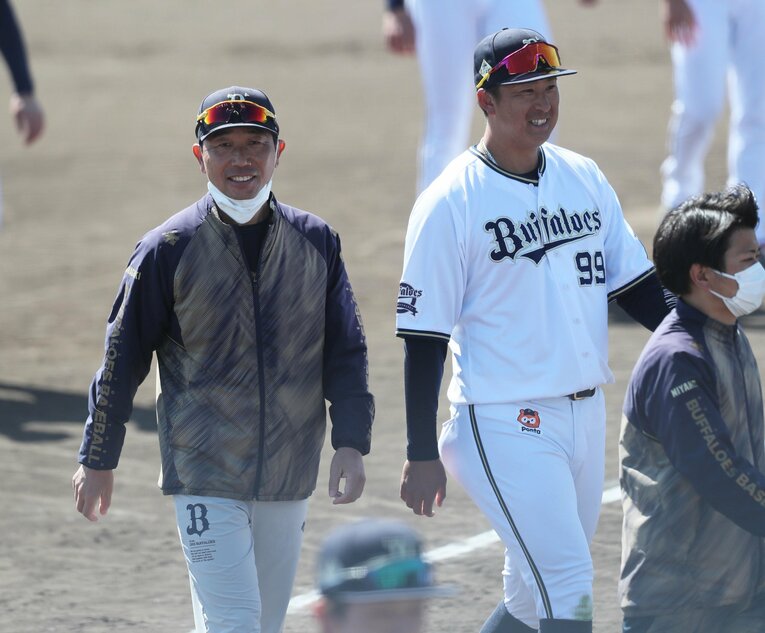 杉本裕太郎と話す、中垣巡回ヘッドコーチ（左）写真は2023年春季キャンプ　©︎SANKEI SHIMBUN
