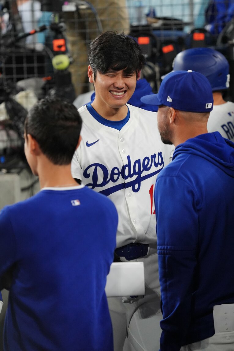 ベンチで談笑する大谷　©︎Shizuka Minami