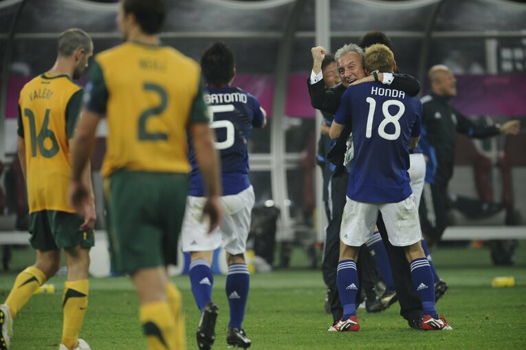 オーストラリアとの決勝戦を制し、熱い抱擁をかわすアルベルト・ザッケローニと本田圭佑　©Takuya Sugiyama