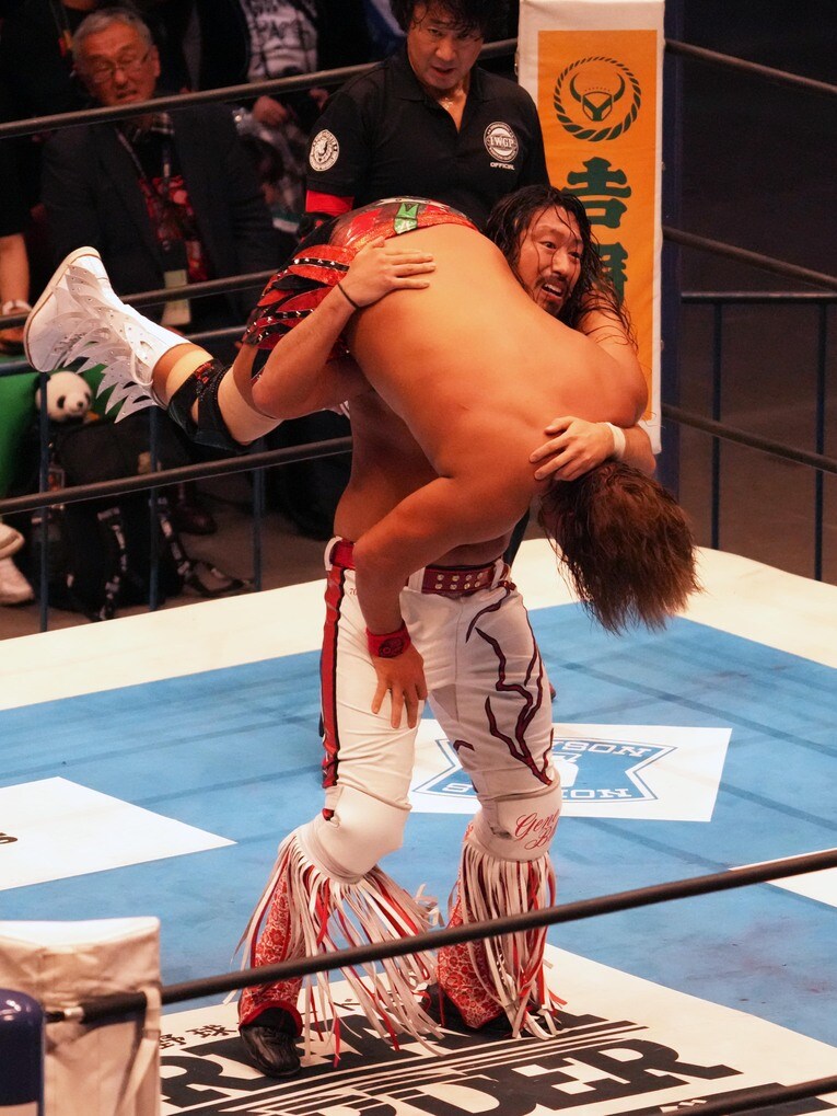 内藤哲也を担ぎ上げる辻陽太　©Essei Hara