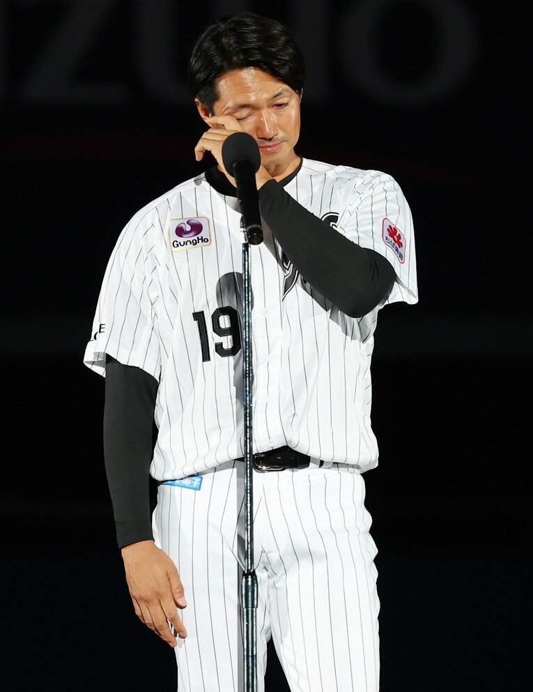引退セレモニーであいさつする唐川　©JIJI PRESS