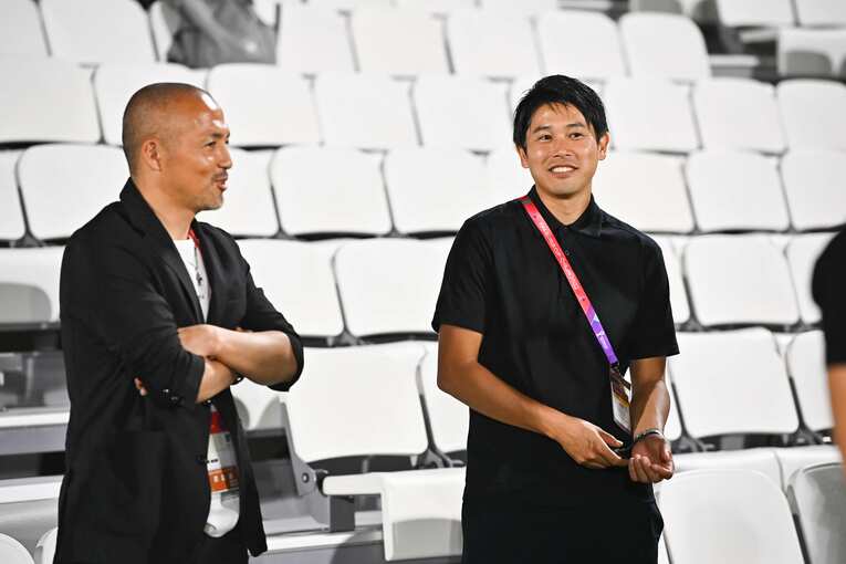 スペイン戦前日の練習に現れた小野伸二と内田篤人　©Takuya Kaneko／JMPA