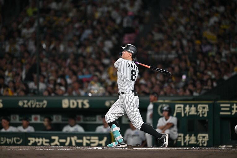 【連続写真】サトテルの見事な一発！　©Hideki Sugiyama