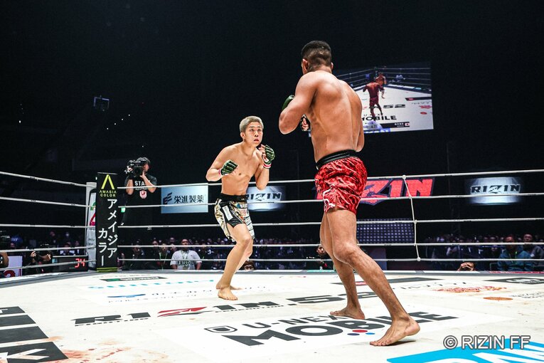 秋元強真vs.パッチー・ミックス　©RIZIN FF