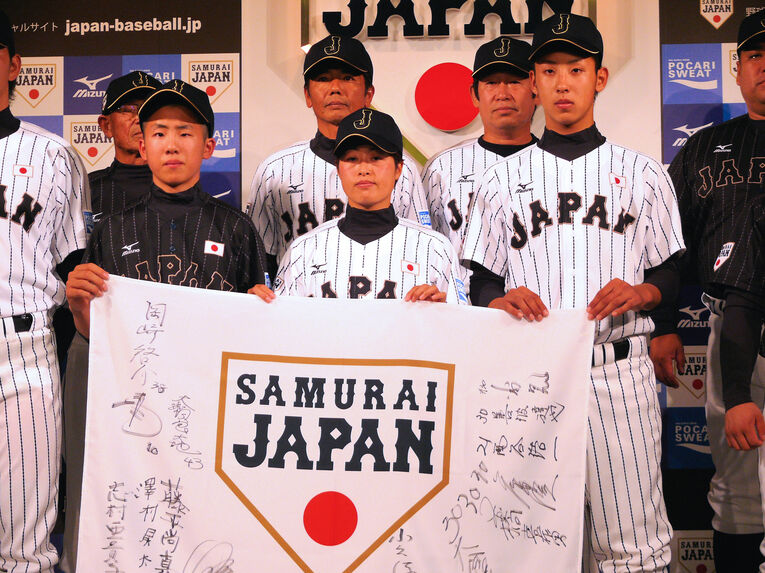 2013年に侍ジャパン入りした女子野球日本代表。中央は志村亜貴子主将