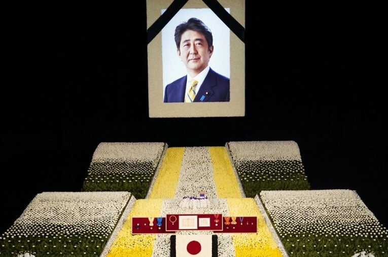 日本武道館に設けられた祭壇。内閣府は国葬の参列者数を速報値として4183人と公表した ／ photograph by KYODO