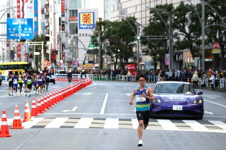ペースメーカーを置き去りに26km地点まで先頭を独走したプレス工業の橋本龍一　©Sankei Shimbun
